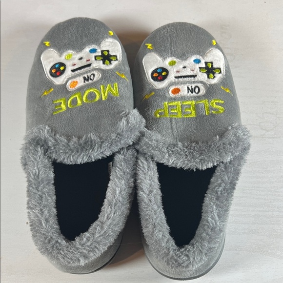 Wonder Nation Gray Kids Slippers with Embroidery - Picture 1 of 4